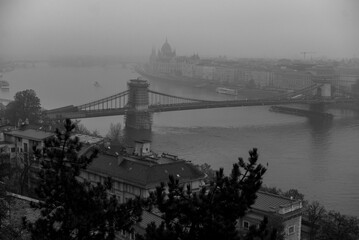 Obraz premium Moody foggy morning over Budapest and Chain Bridge