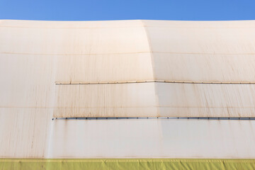 Copertura sporca con cielo azzurro © BrunoBarillari