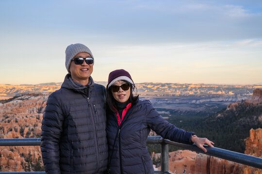 Couple posing for photos at Sunset Point. Bryce Canyon National Park. Utah. USA.