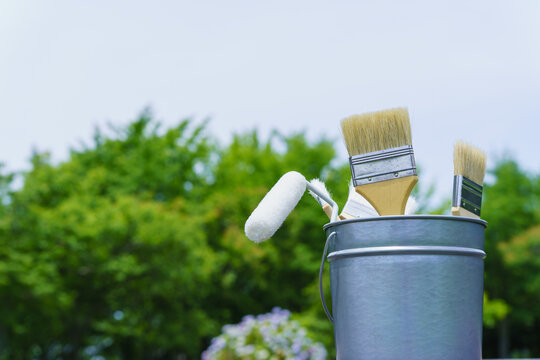 塗装道具と晴れた日の公園｜リフォーム・塗装業者・DIY イメージ