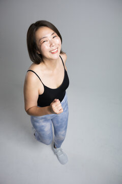 笑顔で元気にフィットネス運動を楽しむ40代の女性、更年期に健康とダイエットを意識したランニングや走る歩くトレーニング俯瞰カメラ目線