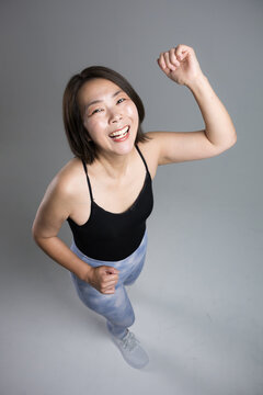 笑顔で元気にフィットネス運動を楽しむ40代の女性、更年期に健康とダイエットを意識したランニングや走る歩くトレーニングカメラ目線俯瞰