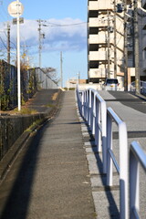 Obraz premium 街路のガードレールと青空