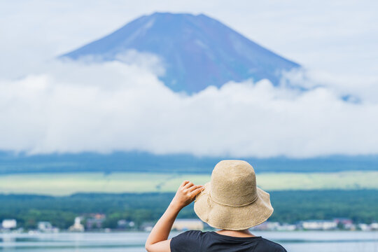 後ろ姿の女性と富士山｜山中湖・湖畔から夏の富士山を眺める女性・日本の風景