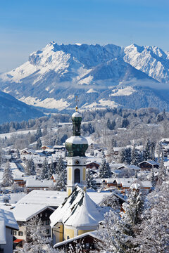 Germany, Bavaria, Upper Bavaria, Chiemgau, View to Reit im Winkl in winter, Kaiser mountains in the background