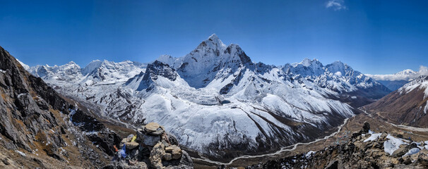 Fototapeta premium Panoramic view of snow-capped Himalayan peaks and mountain landscape along the Everest trekking route in Nepal