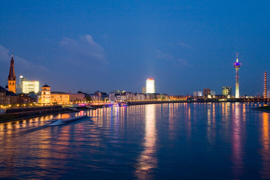 Germany, North-Rhine-Westphalia, Duesseldorf, Skyline at night
