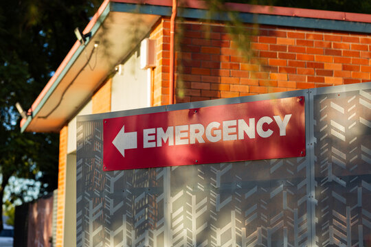 Emergence sign with directions to emergency entrance at hospital