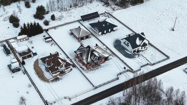 Snow patterns indicate roof efficiency