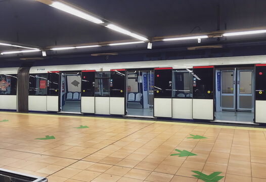 Madrid, Espa&ntilde;a. 15 de enero de 2020. Interior de la estaci&oacute;n de metro de Montecarmelo en Madrid. Un vag&oacute;n de metro espera en la l&iacute;nea 10 con las puertas abiertas.