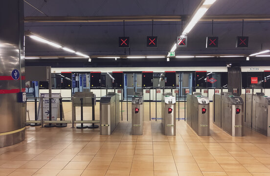 Madrid, Espa&ntilde;a. 15 enero, 2020. Interior de la estaci&oacute;n de Metro de Montecarmelo en Madrid. Tornos de acceso al metro de la l&iacute;nea 10 de Madrid.