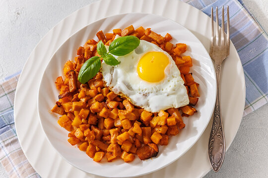 pyttipanna dish of fried potatoes, sausage, egg