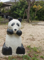 公園に佇むレトロで可愛いパンダの遊具：昭和な雰囲気が漂う広場のオブジェ © KZ-Y