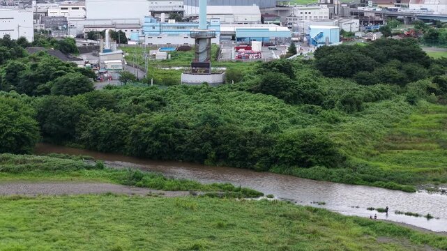 ドローン空撮による相模川の河川敷から河川監視塔へのチルトアップ動画と川の景観（神奈川県）