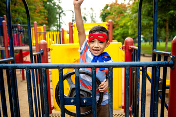 Child superhero playing playground adventure © Rawpixel.com