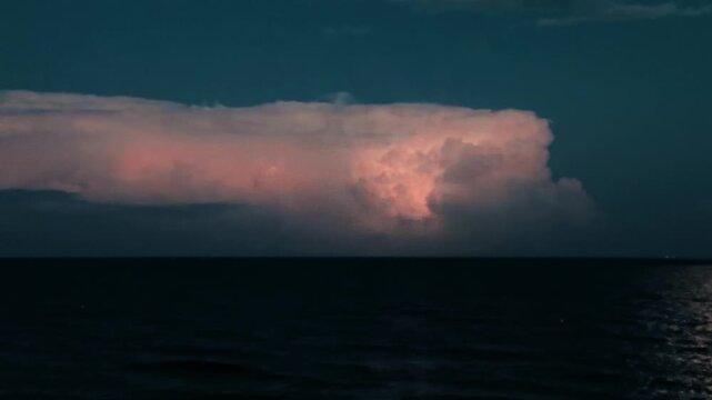 V&iacute;deo de tormenta mediterr&aacute;nea al anochecer, con nube iluminada sobre mar oscuro y horizonte dram&aacute;tico.