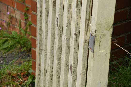 Traditional Wooden Picket Gate &ndash; Rustic Garden Entrance and Cottage Exterior