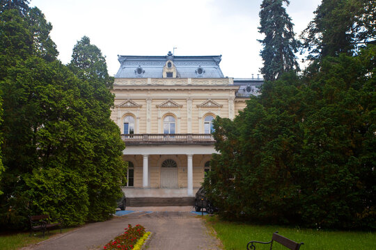 Piękna budowa architektoniczna uzdrowiska powstała w stylu neobarokowym i klasycystycznym - 1900 &ndash; 1906 r., Ciechocinek, Polska	