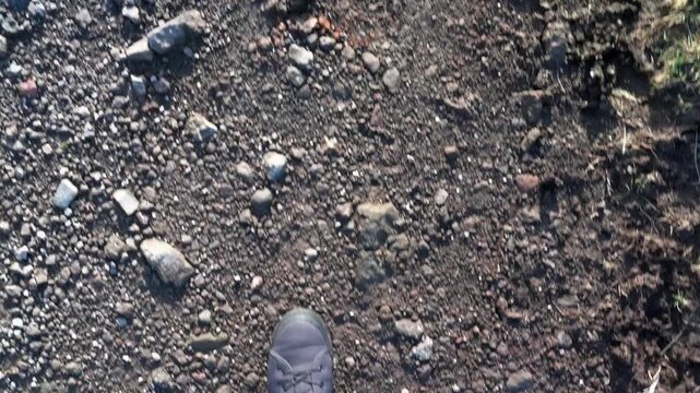 火山性の砂礫の道を歩く登山者の足元一人称視点、フェロー諸島（Faroe Islands POV Hiking on Volcanic Gravel Trail）