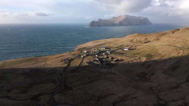 フェロー諸島の断崖に佇む小さな集落と大西洋の島影を空撮（Faroe Islands Coastal Village Aerial 4K）