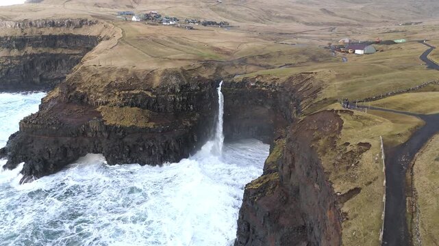 フェロー諸島の断崖から海へ落ちる滝と荒波、空撮（Faroe Islands Cliff Waterfall Aerial 4K）