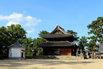 Fototapeta premium Kondo Main Hall and Sand Courtyard at Zentsuji Temple (the 75th) on Shikoku Henro Pilgrimage, Kagawa, Japan 2026