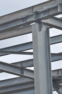 CONSTRUCTION SITE FOR THE CONSTRUCTION OF A GALVANIZED STEEL STRUCTURE WITH BEAMS AND PILLARS