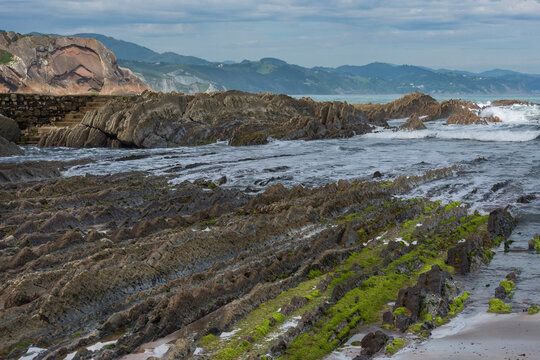 Markante Felsklippen als geologische Formation aus Steinschichten, Flysch am Itzurun-Strand in Zumaia, Spanien