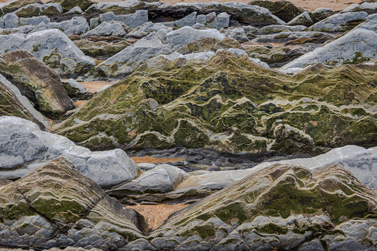 Geologische Formation aus Steinschichten aus Sandstein und Kalkstein, Flysch am Itzurun-Strand in Zumaia, Spanien