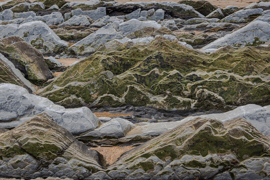 Geologische Formation aus Steinschichten aus Sandstein und Kalkstein, Flysch am Itzurun-Strand in Zumaia, Spanien