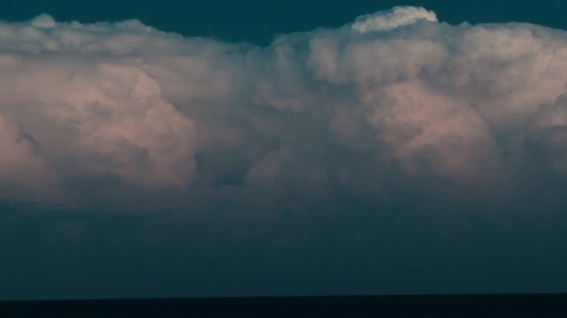 V&iacute;deo de tormenta mediterr&aacute;nea con gran nube dram&aacute;tica iluminada sobre el horizonte marino oscuro.