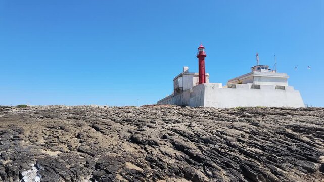 Faro di Cabo Raso sul promontorio lungo la costa di Cascais, nella costa occidentale del Portogallo.