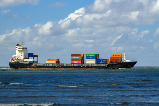 OTTERNDORF, DEUTSCHLAND &ndash; 10.08.2026: Das in Portugal registrierte Containerschiff NORDIC ITALIA auf der Elbe in H&ouml;he OTTERNDORF