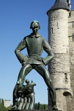 Statue de Lange Wapper devant le ch&acirc;teau Het Steen &agrave; Anvers, Belgique