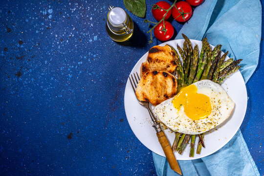 Breakfast with asparagus and fried egg