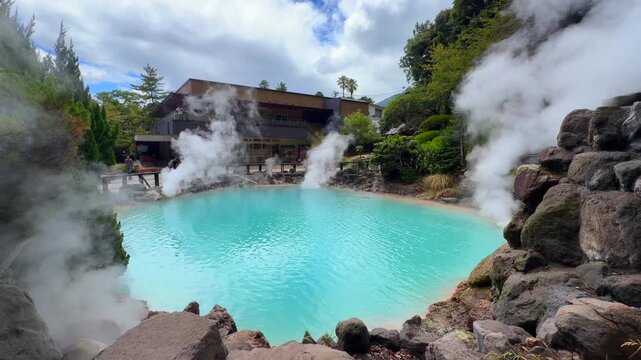 別府の人気観光地、海地獄の映像