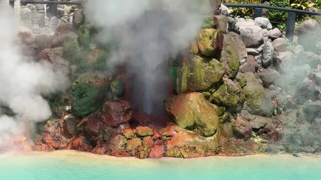 別府の人気観光地、海地獄の映像