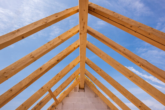 Ein Dachstuhl mit Holzbalken auf einem Neubau von einem Wohnhaus