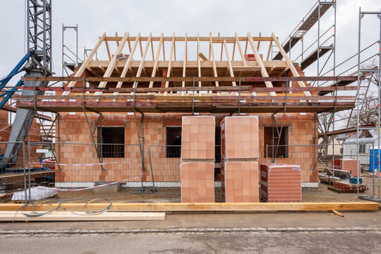 Ein neugebautes Wohnhaus befindet sich noch im Ausbau und Rohbau