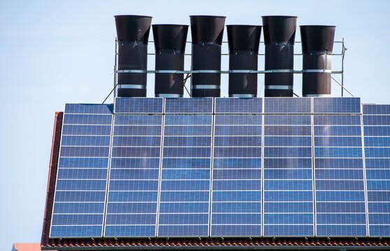 Solaranlage auf einem landwirtschaftlichen Geb&auml;ude mit Abluftkamine