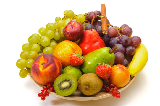 Eine Obstplatte oder Obstteller mit vielen verschiedenen und gesunden Obstsorten auf wei&szlig;em Hintergrund