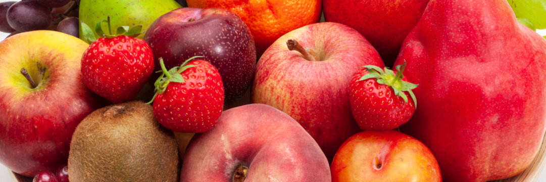 Arrangement mit viel vitaminreichem und gesundem Obst