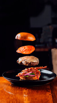 Hamburguer com bacon, queijo, tomate e cebola roxa, gravidade