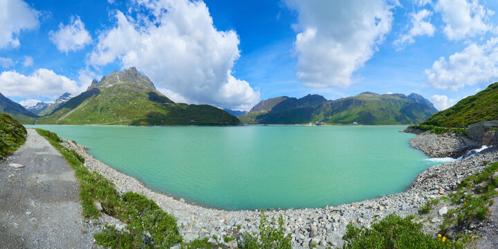 T&uuml;rkisfarbener Silvrettasee mit Kiesweg und Bergpanorama Richtung Bielerh&ouml;he
