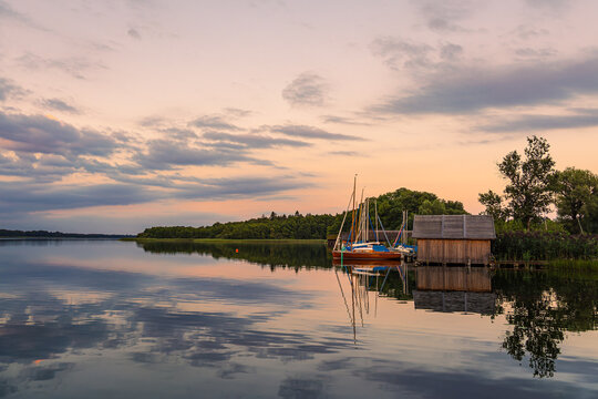 Abends am Schaalsee in Seedorf mit Booten und Bootshaus