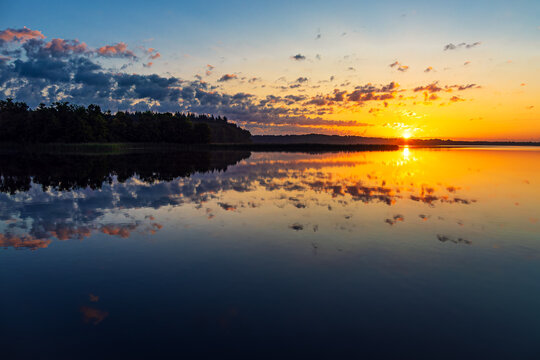 Sonnenaufgang in Seedorf am Schaalsee mit Wolken und Spiegelung