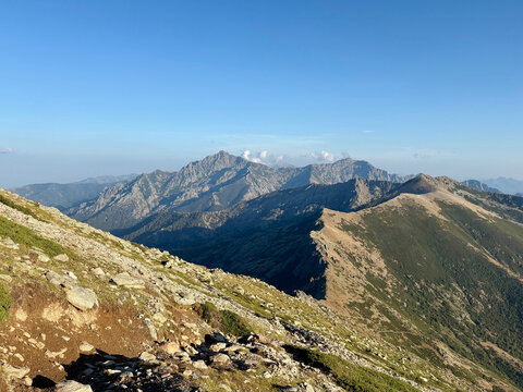 Cr&ecirc;tes montagneuses pr&egrave;s du refuge de Petra Piana en Corse, relief rocheux spectaculaire sur le parcours du GR20
