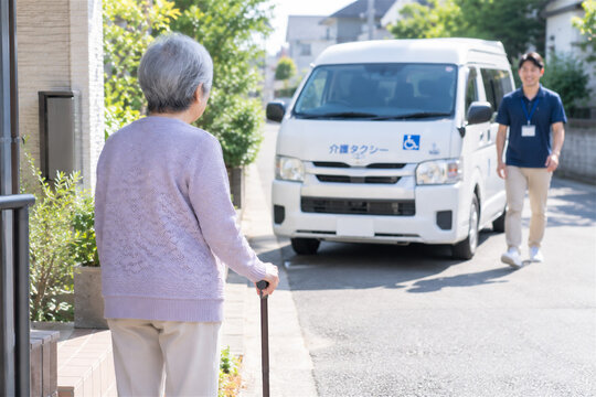  介護タクシーの予約・迎車