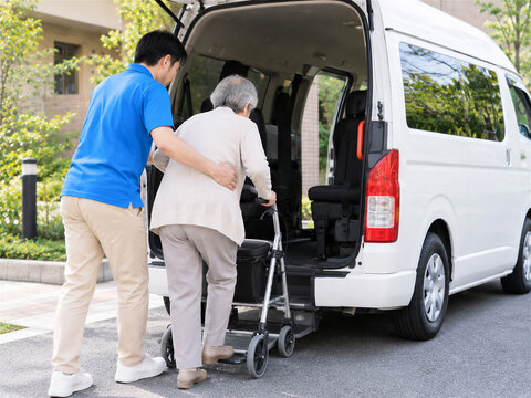 歩行できる高齢者の介護タクシー乗車介助