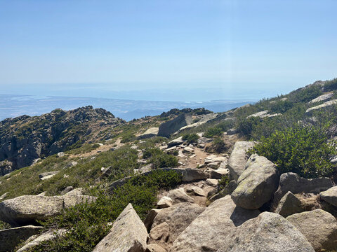 Sentier du GR20 sur les cr&ecirc;tes entre Prati et Usciolu en Corse